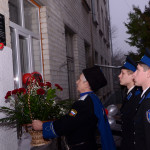члены молодежной казачьей организации Терек возлагают цветы к мемориальной доске Вячеслава Зацарина